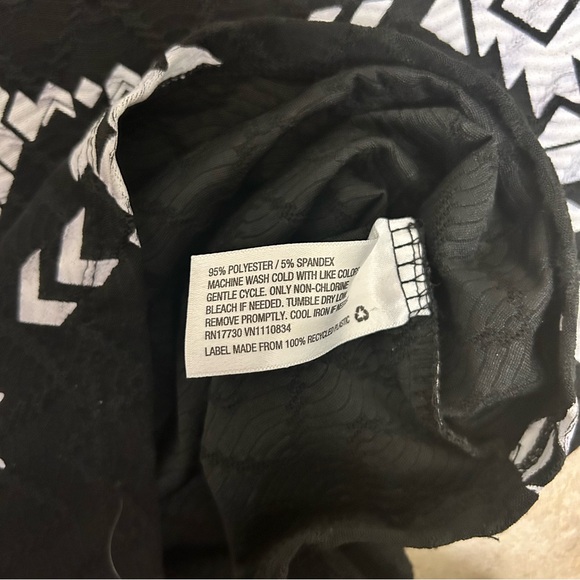 Black and white fitted sleeveless dress - women’s small - Picture 6 of 7